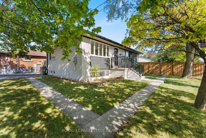 Photo 3 at 103 Wise Crescent, Huntington, Hamilton