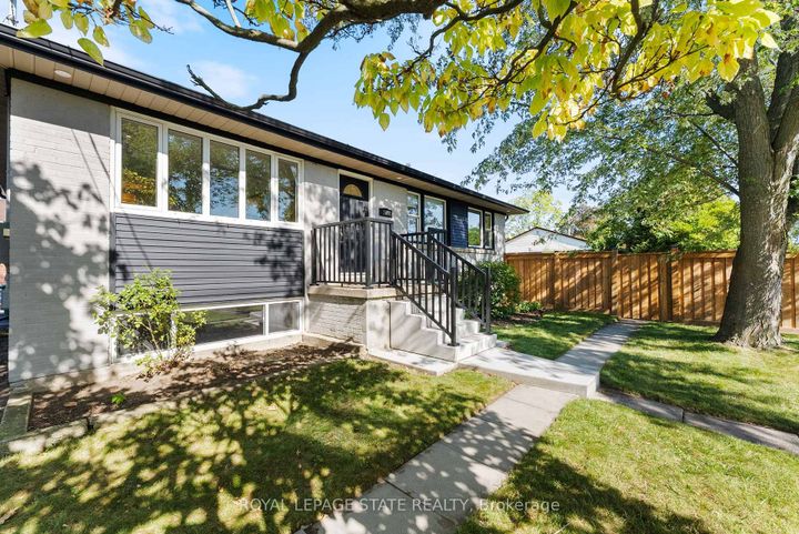 Photo 4 at 103 Wise Crescent, Huntington, Hamilton