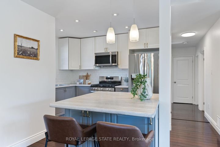 Photo 11 at 103 Wise Crescent, Huntington, Hamilton