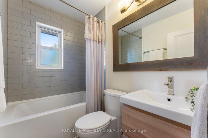Photo 15 at 103 Wise Crescent, Huntington, Hamilton