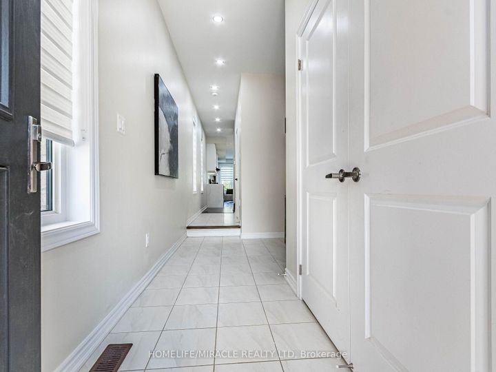 Photo 2 at 1416 Oakmont Common E, Tyandaga, Burlington