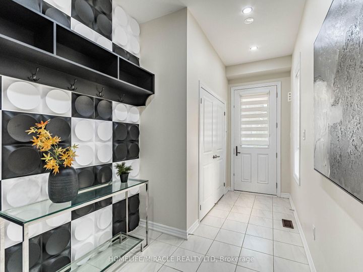 Photo 4 at 1416 Oakmont Common E, Tyandaga, Burlington