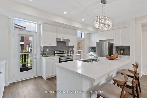 Photo 22 at 7 Holyrood Crescent, Kleinburg, Vaughan