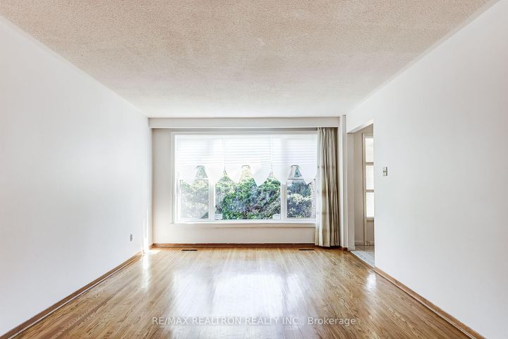 Photo 2 at 18 Axsmith Crescent, Don Valley Village, Toronto