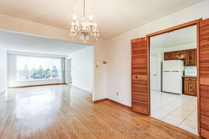 Photo 3 at 18 Axsmith Crescent, Don Valley Village, Toronto