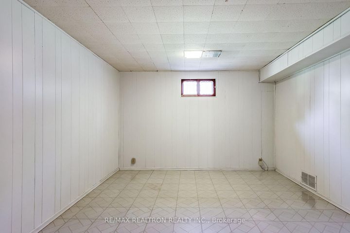 Photo 15 at 18 Axsmith Crescent, Don Valley Village, Toronto