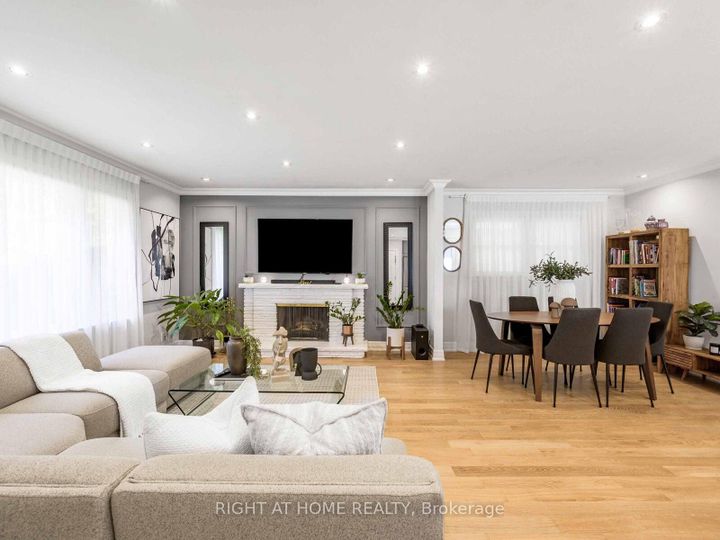 Photo 1 at 7 Bloorlea Crescent, City Centre West, Toronto
