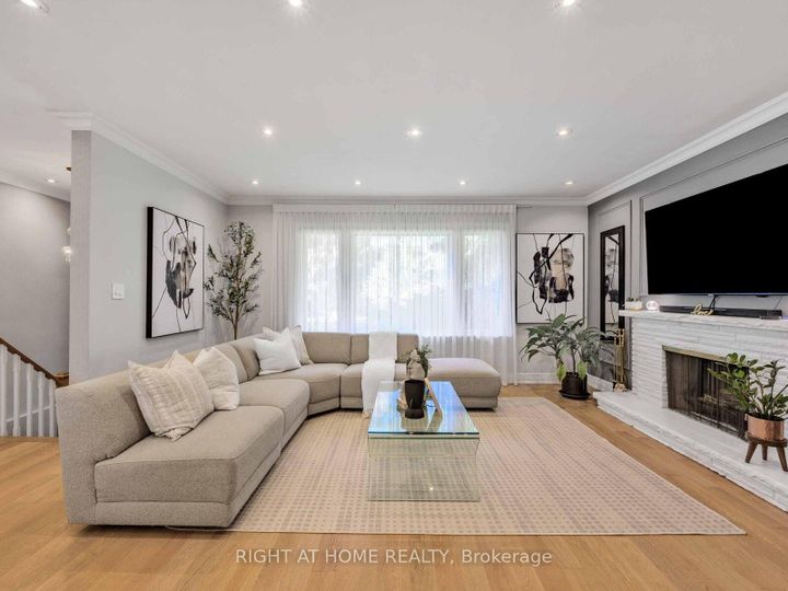 Photo 2 at 7 Bloorlea Crescent, City Centre West, Toronto