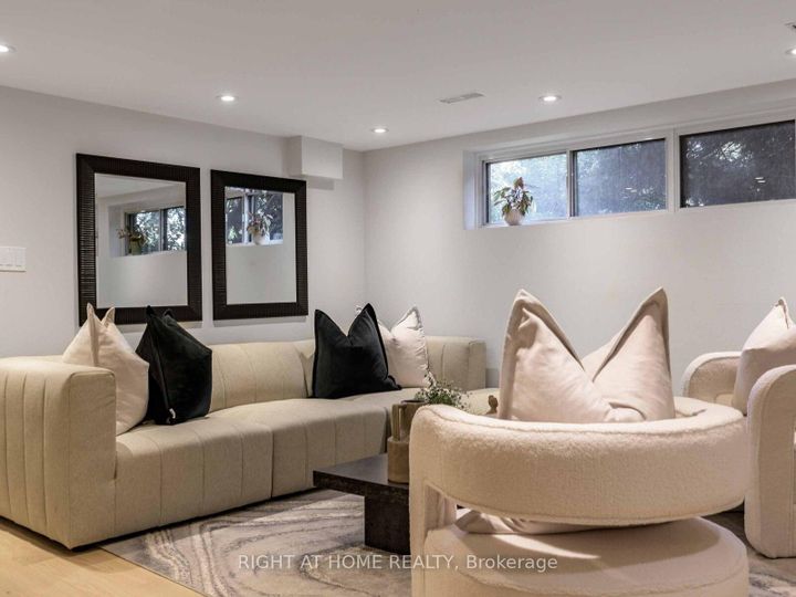 Photo 28 at 7 Bloorlea Crescent, City Centre West, Toronto