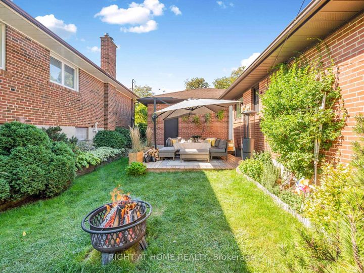 Photo 38 at 7 Bloorlea Crescent, City Centre West, Toronto