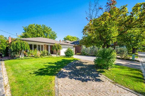 Photo 2 at 39 Elmcrest Road, West Deane, Toronto