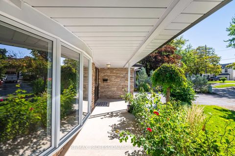 Photo 4 at 39 Elmcrest Road, West Deane, Toronto