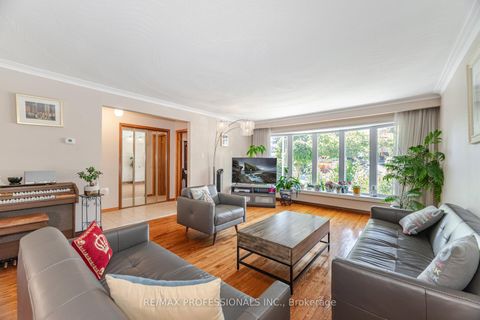 Photo 8 at 39 Elmcrest Road, West Deane, Toronto