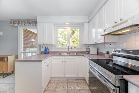 Photo 14 at 39 Elmcrest Road, West Deane, Toronto