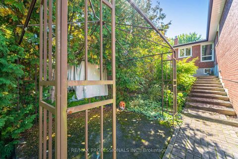 Photo 41 at 39 Elmcrest Road, West Deane, Toronto