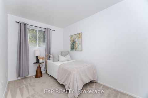 Photo 11 at 125 Hollyberry Trail, Hillcrest Village, Toronto