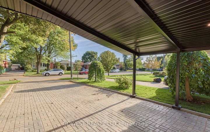 Photo 2 at 27 Hollister Road, West Deane, Toronto