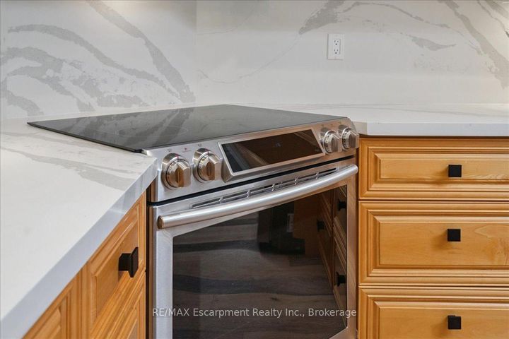 Photo 12 at 346 Kingsway Place, OM Old Milton, Milton