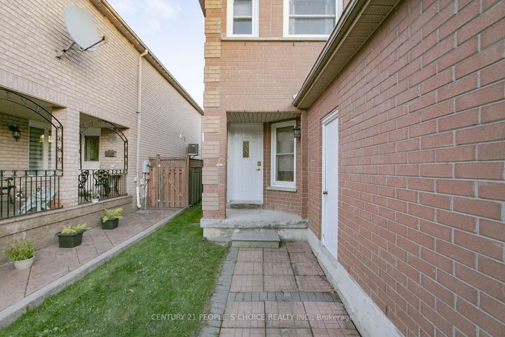 Photo 2 at 17 Caruso Drive, Fletcher's West, Brampton