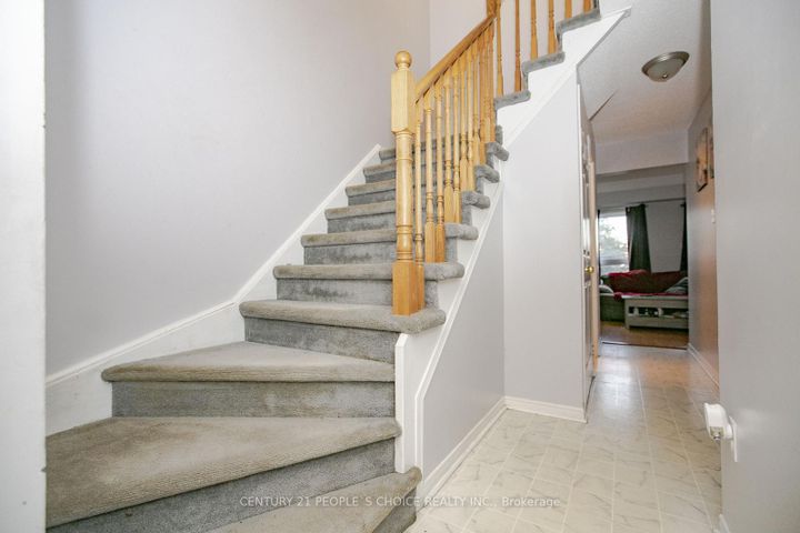 Photo 4 at 17 Caruso Drive, Fletcher's West, Brampton