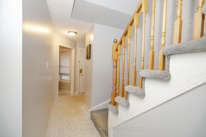 Photo 5 at 17 Caruso Drive, Fletcher's West, Brampton