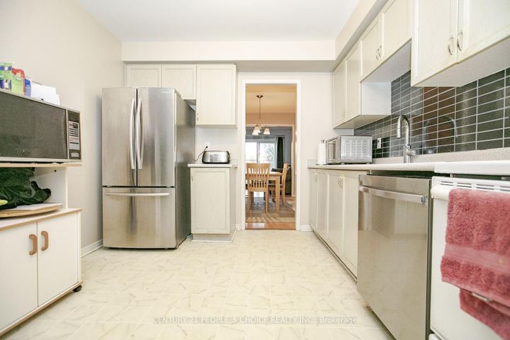 Photo 7 at 17 Caruso Drive, Fletcher's West, Brampton