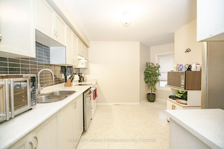 Photo 8 at 17 Caruso Drive, Fletcher's West, Brampton
