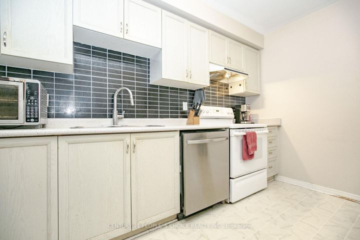 Photo 9 at 17 Caruso Drive, Fletcher's West, Brampton