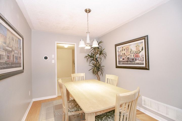 Photo 12 at 17 Caruso Drive, Fletcher's West, Brampton