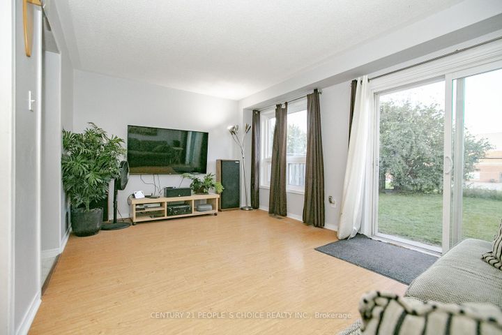 Photo 14 at 17 Caruso Drive, Fletcher's West, Brampton