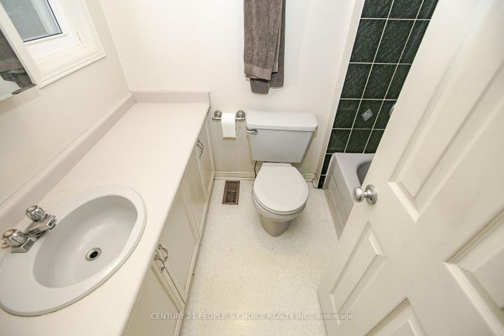 Photo 27 at 17 Caruso Drive, Fletcher's West, Brampton