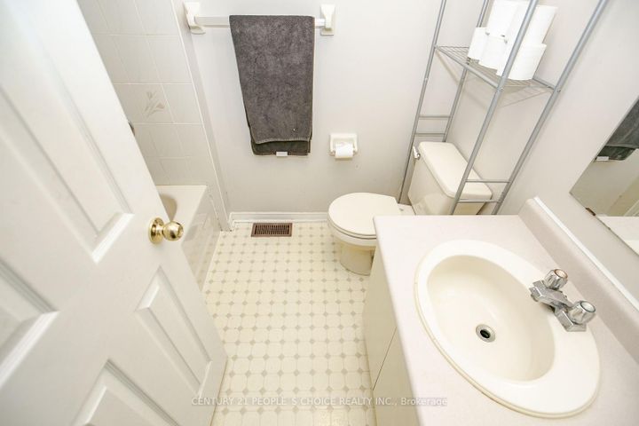 Photo 34 at 17 Caruso Drive, Fletcher's West, Brampton