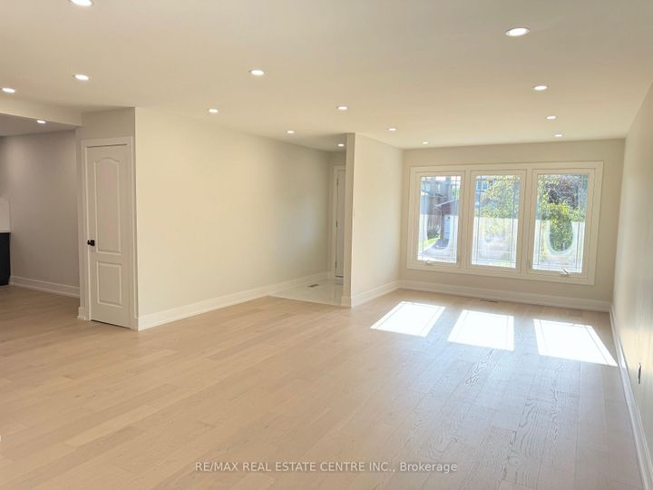 Photo 2 at 1215 Larny Court, Rathwood, Mississauga