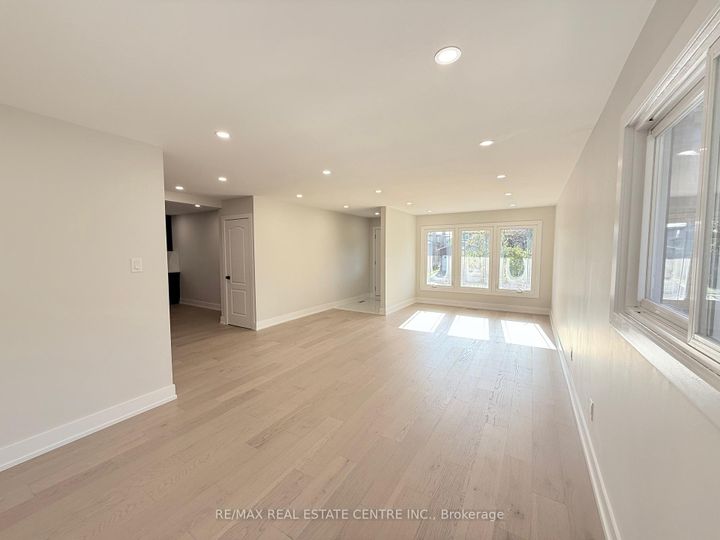 Photo 3 at 1215 Larny Court, Rathwood, Mississauga