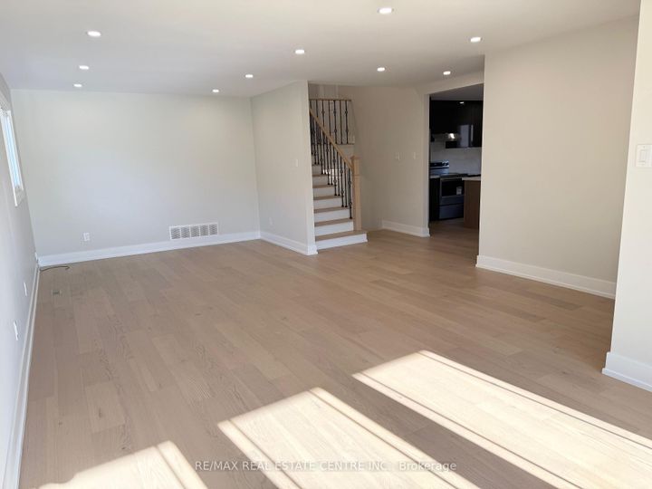 Photo 4 at 1215 Larny Court, Rathwood, Mississauga