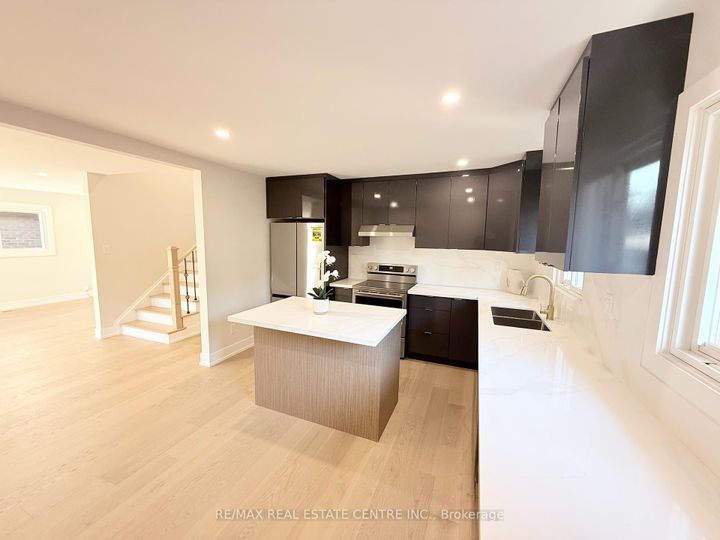 Photo 5 at 1215 Larny Court, Rathwood, Mississauga