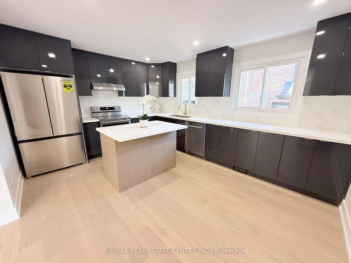 Photo 6 at 1215 Larny Court, Rathwood, Mississauga