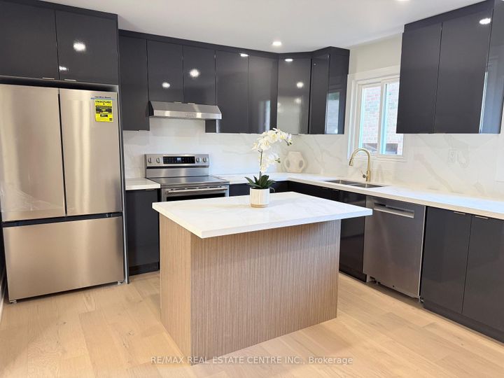 Photo 7 at 1215 Larny Court, Rathwood, Mississauga