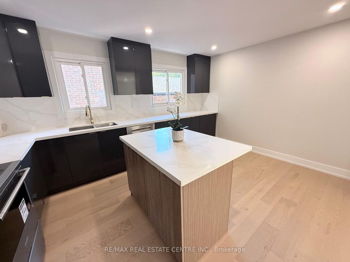 Photo 9 at 1215 Larny Court, Rathwood, Mississauga