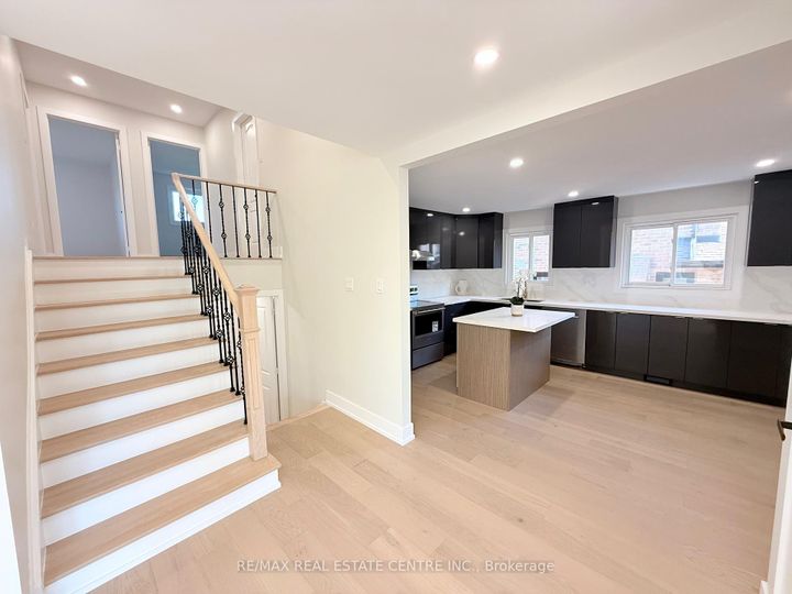 Photo 10 at 1215 Larny Court, Rathwood, Mississauga