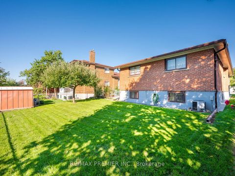 Photo 24 at 33 Clair Road, Jane Heights, Toronto