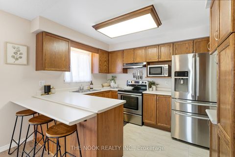 Photo 10 at 58 Stagemaster Crescent, Courtice, Clarington