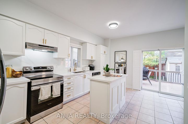 Photo 14 at 97 Blackthorn Drive, Maple, Vaughan