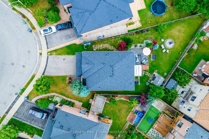 Photo 1 at 16 Sandyside Crescent, Fletcher's Meadow, Brampton
