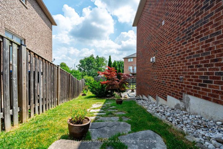 Photo 37 at 16 Sandyside Crescent, Fletcher's Meadow, Brampton