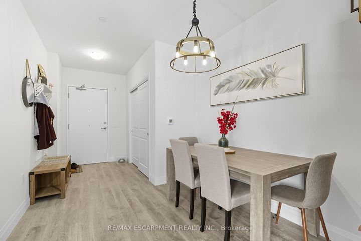 Photo 2 at 426 - 1 Redfern Avenue, Mountview, Hamilton