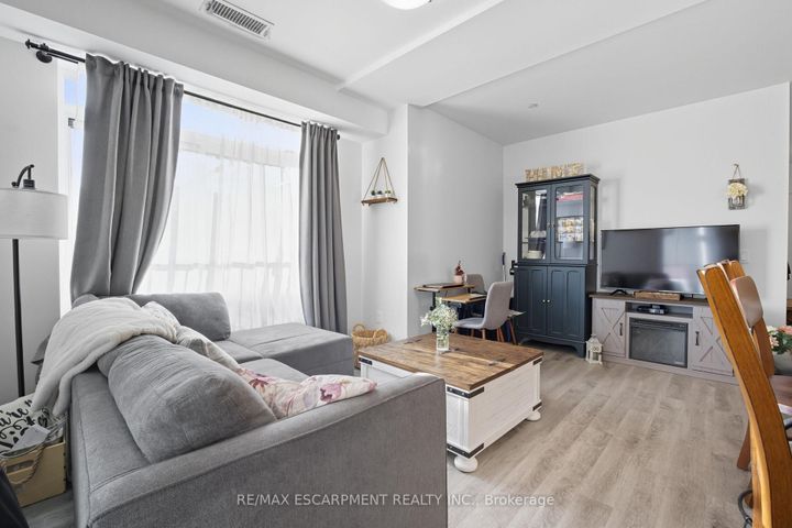 Photo 7 at 426 - 1 Redfern Avenue, Mountview, Hamilton