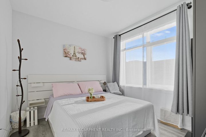 Photo 9 at 426 - 1 Redfern Avenue, Mountview, Hamilton