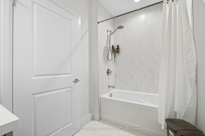 Photo 12 at 426 - 1 Redfern Avenue, Mountview, Hamilton