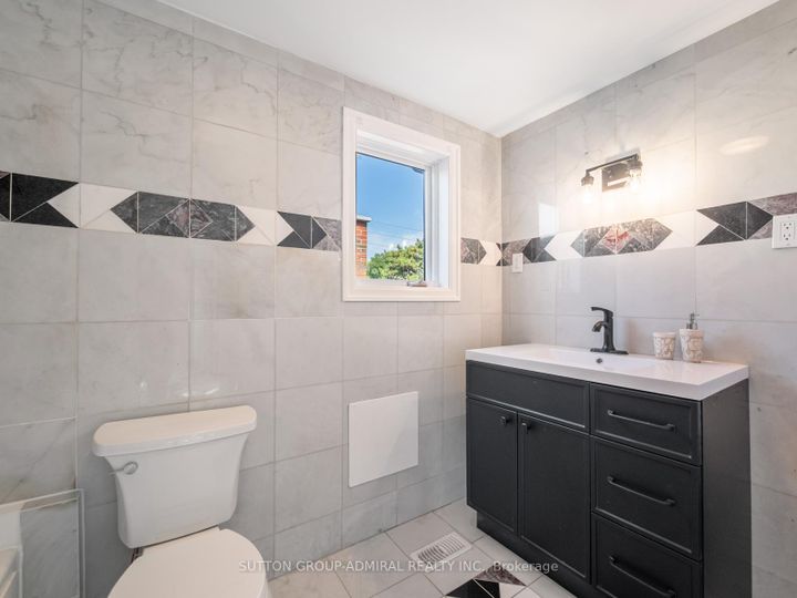 Photo 30 at 759 Eglinton Avenue E, Leaside, Toronto
